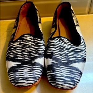 Artemis Black & White Print Abstract Loafers Size 39 us size 8
